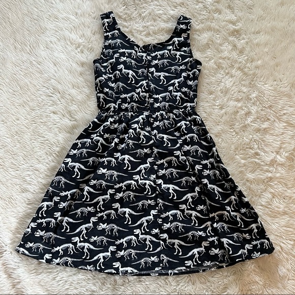 Retrolicious Black and White Dinosaur Dress - Picture 7 of 9